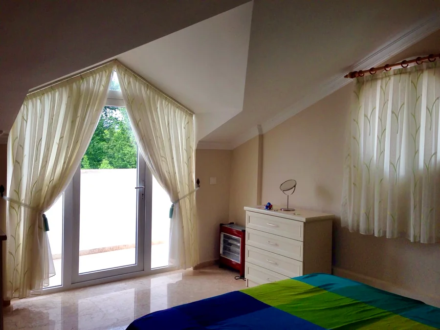 Bedroom with natural light in the Calis Sunstay apartment